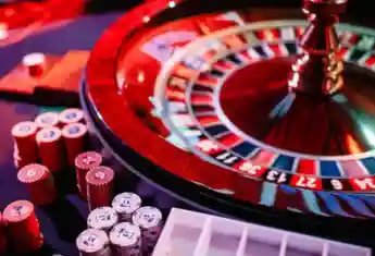 Ilustrasi permainan Bingo online dengan kartu dan bola berwarna-warni